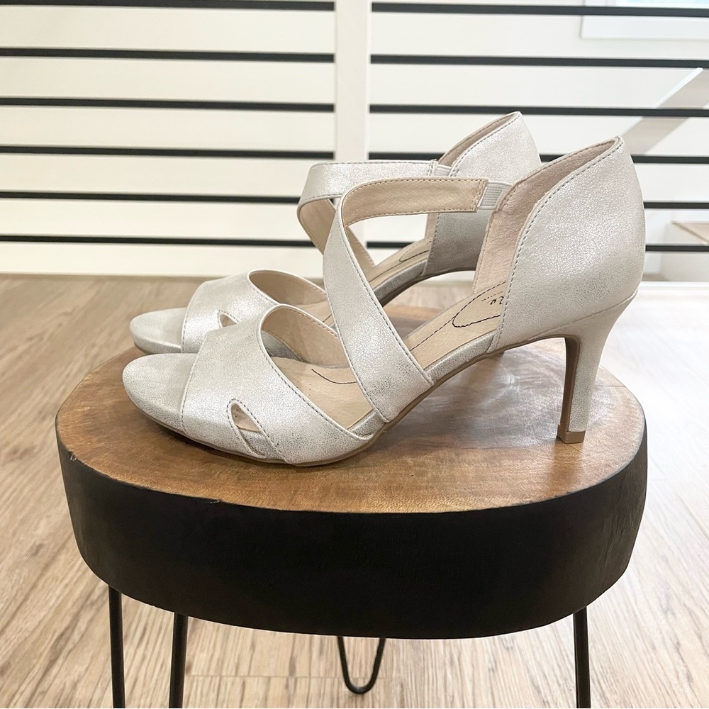 NWT 6 6.5 8.5 9.5 10 Life Stride comfortable open toe vegan silver sparkly heels - Picture 5 of 8